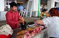 42 Samarcanda - venditore di carne al mercato